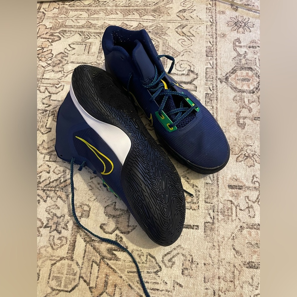 Nike - Picture 3 of 3